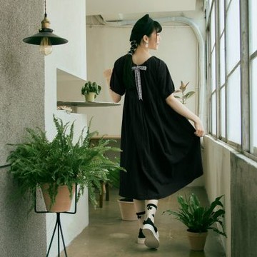 OB嚴選-純棉前後兩穿綁帶澎袖寬鬆洋裝《DA10014-》