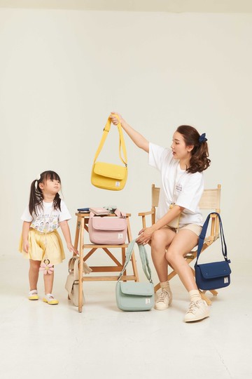 PEBBLE - 尼龍蓬鬆斜背包（黃色）