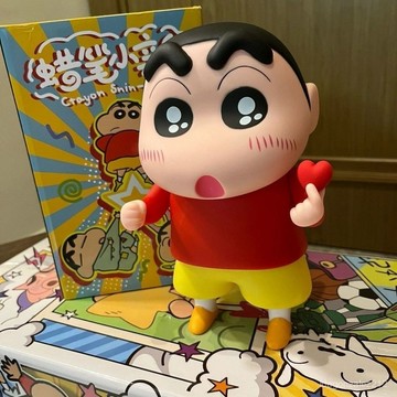 🔥臺灣出貨🔥手持愛心比芯小新擺件手辦人偶公仔可愛家居擺件搪膠材質 4O6T