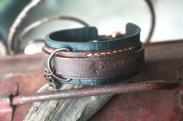 atwill 。 industry 寬版復古斑駁刷色牛革手環 / 深咖x寶藍