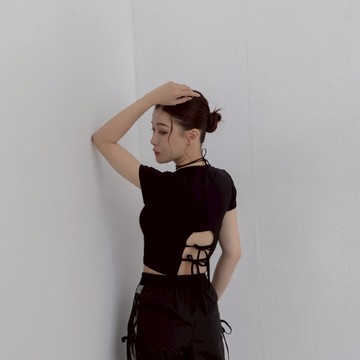 QUEENSHOP_ S 女裝 短袖 素面後雙綁帶挖洞短袖上衣 兩色售 現+預 【01098933】