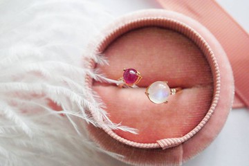 月光石戒指，鍍藍色和真紅寶石， 銀