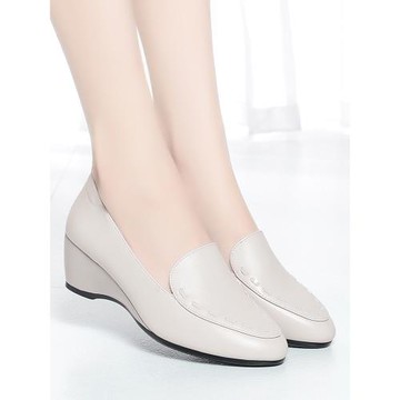 媽媽鞋春秋款2025新款坡跟單鞋女軟皮舒適軟底女鞋中老年休閑皮鞋