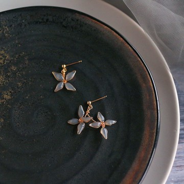 獨特不對稱設計  氣場 半透明銀灰色漸層色樹脂花花耳環SS23