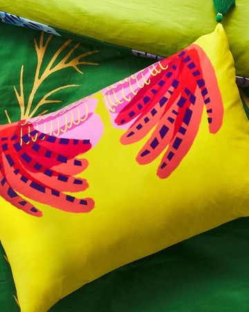 韓國設計師黃底鳥翼棉緞枕套 粉紅紅色羽翼活力圖案 70x50cm