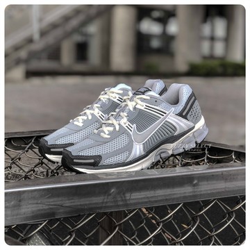 【逢甲 FUZZY】W Nike Zoom Vomero 5 銀灰 石磨灰 復古 老爹鞋 FD9919-001