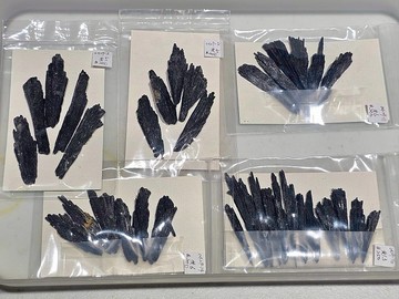 巴西黑藍晶原礦套組0429-3~0429-16 (Black Kyanite) 藍晶石 ~協助我們接地，再次感受到能量滿盈 天使之翼