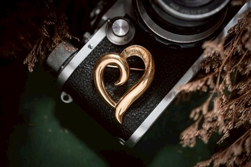 【老飾品/西洋老件】VINTAGE美國NAPIER鏤空愛心型古著胸針