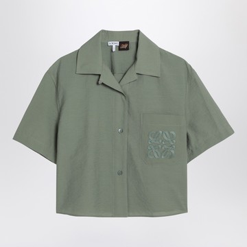 Short-sleeved shirt in sage color