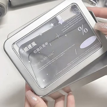 【台灣出貨🔥周邊收納】桌面收納 ins原創別追逐風開窗鐵盒 高顏值照片磨砂展示吧唧銀色小卡收納盒  展示櫃