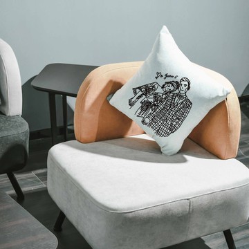 客製插畫似顏繪。專屬新人抱枕。婚禮小物