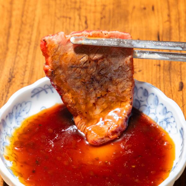 焼肉 牛肉 国産 内祝 牛 焼肉カルビ 牛肉焼肉用 お歳暮 ギフト 焼肉の肉 おうち焼肉 黒毛和牛 山形牛 モモ 300g (厳選山形牛焼肉用もも300g)