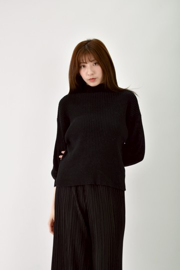 (L) antiqua高領坑紋黑色長袖上衣