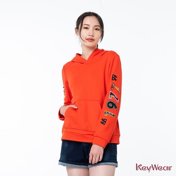 KeyWear奇威名品 刺繡印花設計連帽上衣-橘色