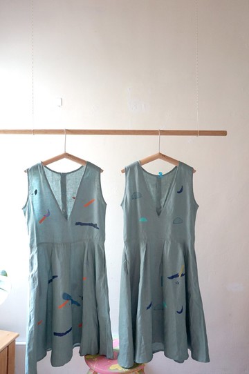 藍綠大v領打摺口袋手工絹印背心裙-自由筆觸、海浪月亮