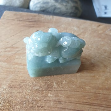 逸品軒~天然緬甸玉A貨-R1964-招財貔貅印章/擺件 高44.6mm寬39.4mm厚19mm 水頭好，藍綠色顏色漂亮