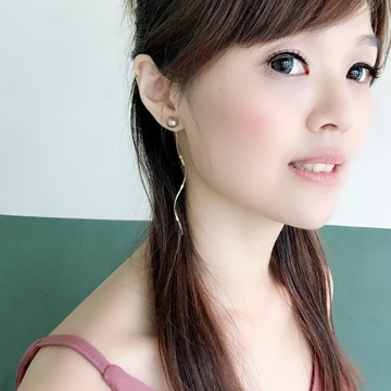 Quenby 一款二戴 珍珠美人長波浪線條耳環/耳針