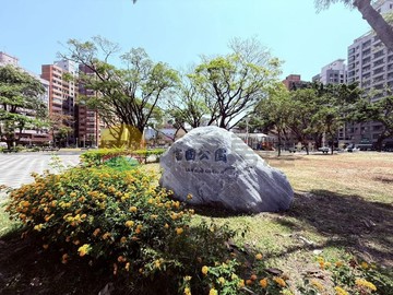 巨蛋站捷運大套房投資自住兩相宜面公園｜高雄市左營區富國路