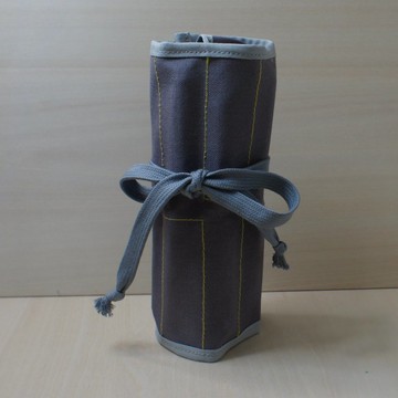 左撇子專用捲筒式筆袋，亦可收納鉤針