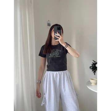 現貨 日常基本穿搭😋美式復古英字上衣 彈力棉質 親膚舒適 不悶熱 圓領 短版 貼身 修身 日常穿搭 百搭單品 短版上衣