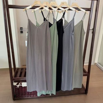 2058 日單時尚氣質吊帶連衣裙 2025新款女時尚百搭休閑款顯瘦純色