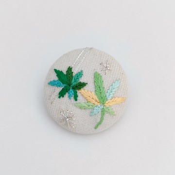 綠楓迷你刺繡胸針