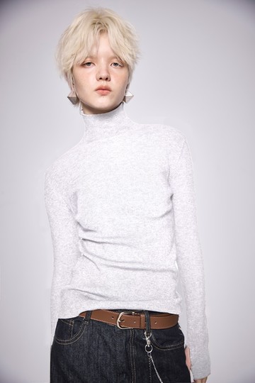 白色高領貼身長袖上衣