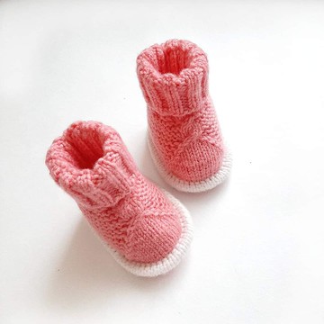 嬰兒短靴。針織嬰兒鞋。嬰兒短靴