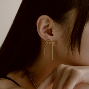 QUEENSHOP 女裝 正韓 短流線蝴蝶結造型耳針式耳環 兩色售 *現+預*【07030883】