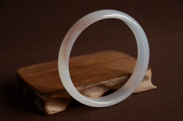 【遠山】天然紫羅蘭色調硃砂瑪瑙手鐲56MM
