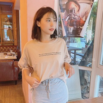 《杜達女孩》棉質英文印花五分縮口袖上衣 五分袖 縮口袖 英文T恤 棉質 短袖T恤 短袖上衣 台灣製 MIT 女
