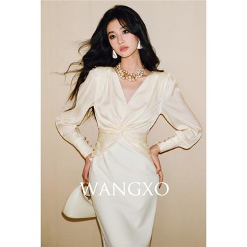 (免運)WANGXO｜皺感亮絲緞面拼彈力米奇麻｜V領扭結收腰修身顯瘦連衣裙