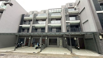 潭子車站中山路商圈|地坪32雙車位|透天間間套房｜台中市潭子區潭富路二段
