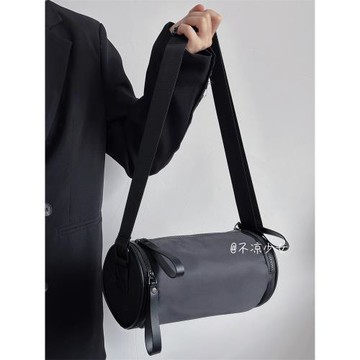 小眾設計圓筒包日系ins潮流休閑復古斜挎包簡約通勤尼龍小包包女