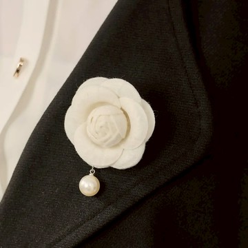 奢華毛呢珍珠山茶花胸針