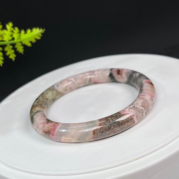 獨特薔薇輝手鐲58MM 玉化桃林圓條玫瑰石桃花玉手環 信心勇往直前