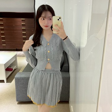 小香學院風短裙套裝【14852】Sandy33實拍秋冬新款韓系INS修身顯瘦氣質V領坑條針織上衣 高腰短裙 兩件式套裝