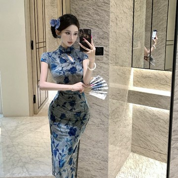 【桃喜Rich女裝】藍色旗袍 宴會洋裝 新中式連身裙 國風洋裝 夢江南玫瑰植絨印花新中式改良旗袍長裙 短袖旗袍 彈力旗袍