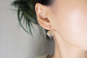 OUD原創.手工飾品.鑽石形翠綠貝殼黃銅耳勾