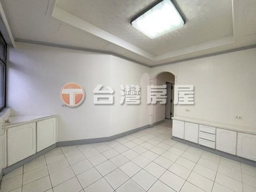 羅東博愛商圈~黃金三角窗店住低總價難得釋出 ｜宜蘭縣羅東鎮新興街