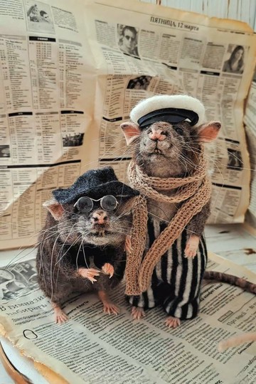 作者的玩偶用羊毛氈製成的灰鼠雕塑