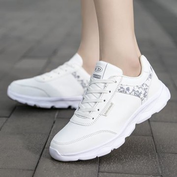 春季女鞋皮面防水運動鞋輕便軟底休閑跑步鞋學生小白鞋系帶單鞋潮