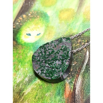 💚鈣鉻榴石原礦珠寶片0927-15號 有側洞/不含鍊 (Uvarovite) ～充滿愛與對應心輪的豐盛守護石