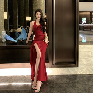 【桃喜Rich女裝】法式高階感紅色長洋 氣質掛脖連衣裙女 性感開叉高腰露腿顯瘦包臀長裙子 吊帶V領洋裝 晚會洋裝