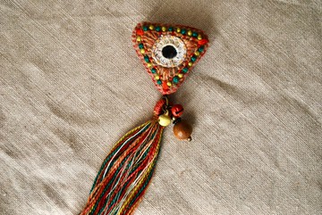 兩用三角形繽紛刺繡胸針 可拆卸流蘇 鏡面刺繡