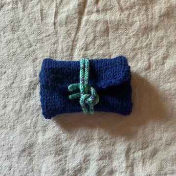 用繩子纏繞固定的針織小包 no232