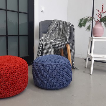 柔軟的鉤針腳凳