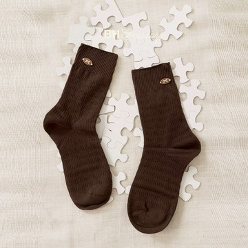 BYHUE lilicoco  簡約小鐵牌立體紋中筒襪－咖