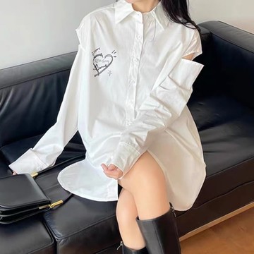 La Belleza個性時尚露肩背後塗鴉印花時尚斷袖排釦寬鬆襯衫
