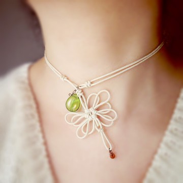 頸圈 蓬鬆，淡雅。